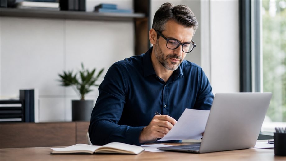 Professionista che analizza documenti e coperture assicurative